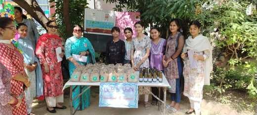 कार्यक्रम के दौरान मौजूद छात्राएं व स्टाफ। संस्थान