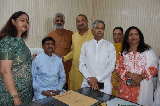 लाडवा। मार्किट कमेटी कार्यालय में डॉ. गणेश दत्त शर्मा को पदग्रहण करवाती उपाध्यक्ष सुमन सैनी व अ लाडवा। मार्किट कमेटी कार्यालय में डॉ. गणेश दत्त शर्मा को पदग्रहण करवाती उपाध्यक्ष सुमन सैनी व अ