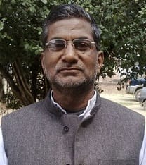 मालव साधन सहकारी समिति पर खाद के लिए जुटे किसान।संवाद