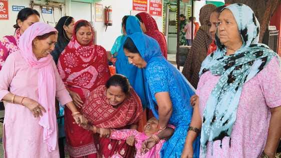 मृतक बच्चे को दिखाती मृतका कोमल की बहन। संवाद मृतक बच्चे को दिखाती मृतका कोमल की बहन। संवाद