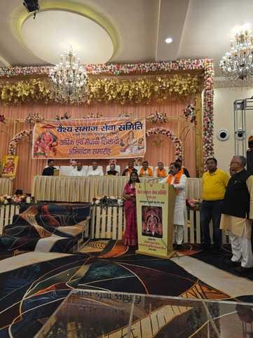 मोदीपुरम - वैश्य समाज के कार्यक्रम में शामिल विधायक व अन्य। मोदीपुरम - वैश्य समाज के कार्यक्रम में शामिल विधायक व अन्य।