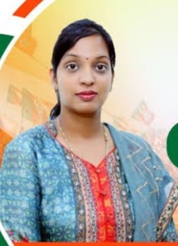 नगर परिषद में कार्य के लिए पहुंचे शहरवासी।