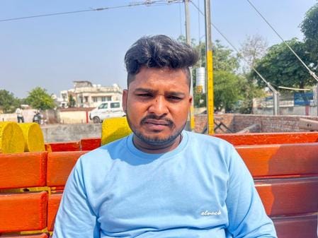 रोहतक रेलवे स्टेशन पर एक्सप्रेस ट्रेन में सवार होने के लिए जद्दोजहद करते यात्री। संवाद रोहतक रेलवे स्टेशन पर एक्सप्रेस ट्रेन में सवार होने के लिए जद्दोजहद करते यात्री। संवाद