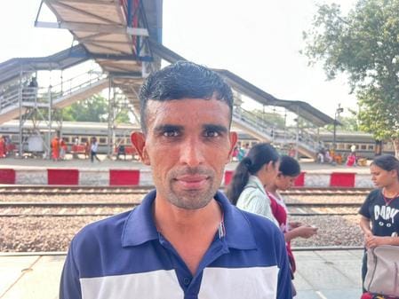 रोहतक रेलवे स्टेशन पर एक्सप्रेस ट्रेन में सवार होने के लिए जद्दोजहद करते यात्री। संवाद रोहतक रेलवे स्टेशन पर एक्सप्रेस ट्रेन में सवार होने के लिए जद्दोजहद करते यात्री। संवाद