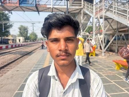 रोहतक रेलवे स्टेशन पर एक्सप्रेस ट्रेन में सवार होने के लिए जद्दोजहद करते यात्री। संवाद रोहतक रेलवे स्टेशन पर एक्सप्रेस ट्रेन में सवार होने के लिए जद्दोजहद करते यात्री। संवाद