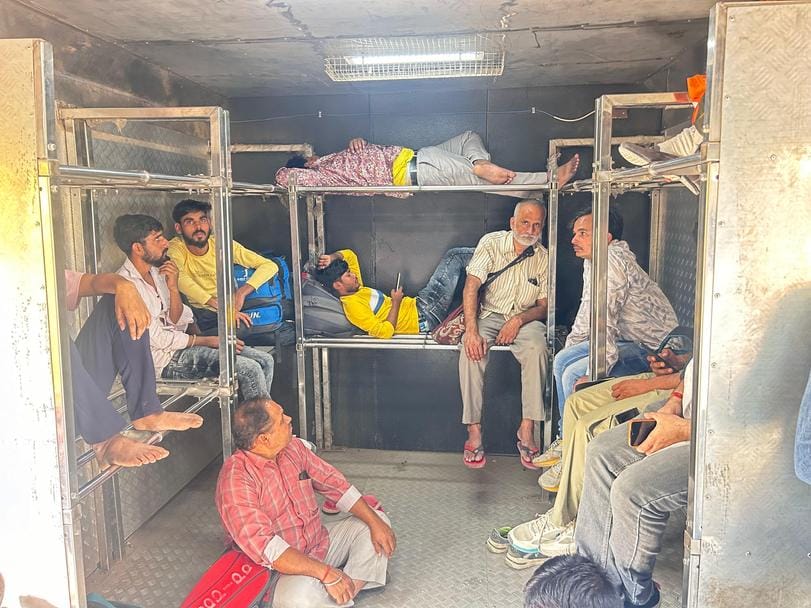 रोहतक रेलवे स्टेशन पर एक्सप्रेस ट्रेन में सवार होने के लिए जद्दोजहद करते यात्री। संवाद रोहतक रेलवे स्टेशन पर एक्सप्रेस ट्रेन में सवार होने के लिए जद्दोजहद करते यात्री। संवाद
