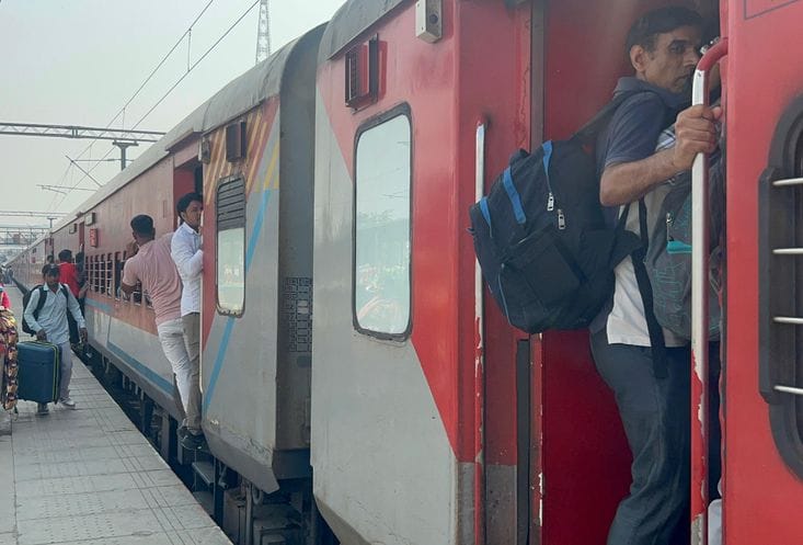रोहतक रेलवे स्टेशन पर एक्सप्रेस ट्रेन में सवार होने के लिए जद्दोजहद करते यात्री। संवाद रोहतक रेलवे स्टेशन पर एक्सप्रेस ट्रेन में सवार होने के लिए जद्दोजहद करते यात्री। संवाद