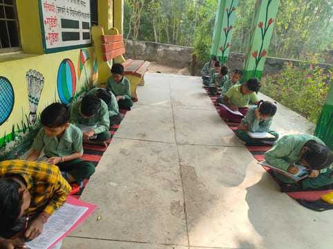 रवालों गांव के राजकीय प्राथमिक पाठशाला में परीक्षा देते हुए बच्चे। संवाद रवालों गांव के राजकीय प्राथमिक पाठशाला में परीक्षा देते हुए बच्चे। संवाद