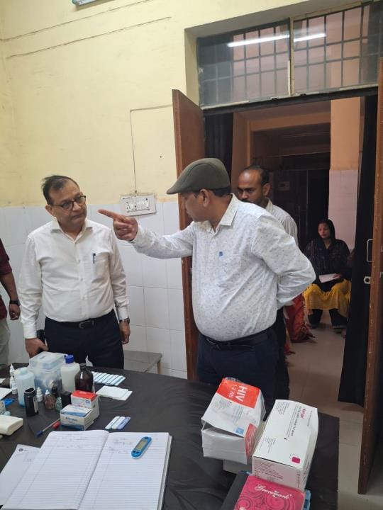 सीएचसी का निरीक्षण करते सीएमओ।