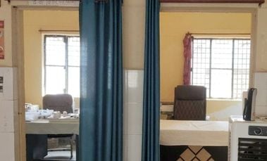सिराथू सीएचसी में डॉक्टर का इंतजार करते मरीज।   संवाद