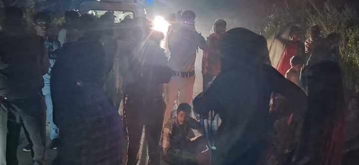 सड़क को जाम करते लोग। सड़क को जाम करते लोग।