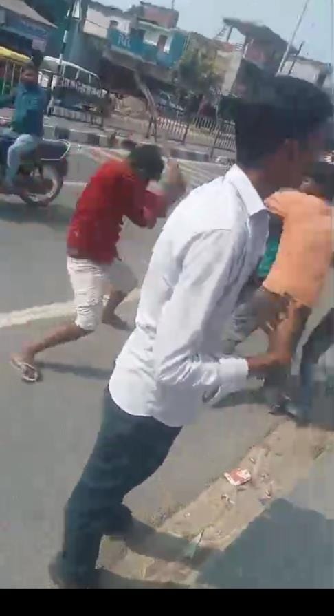 शिकायत करने निगोहां थाने जा रहे युवक को पीटते आरोपी।