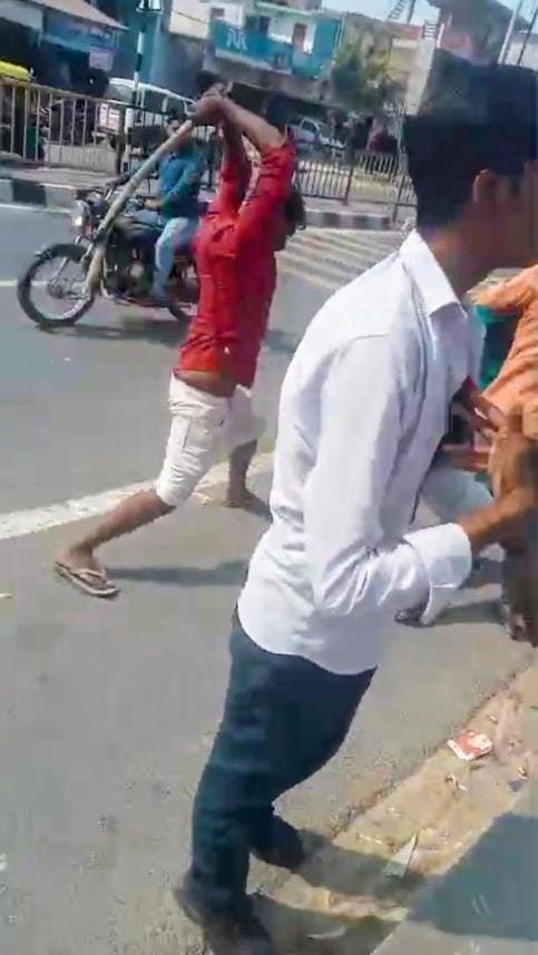 शिकायत करने निगोहां थाने जा रहे युवक को पीटते आरोपी।