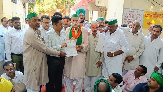 तहसील में धरना दे रहे भाकियू अराजनैतिक के कार्यकर्ताओं से वार्ता करते हुए एस डी एम। (मवाना) तहसील में धरना दे रहे भाकियू अराजनैतिक के कार्यकर्ताओं से वार्ता करते हुए एस डी एम। (मवाना)