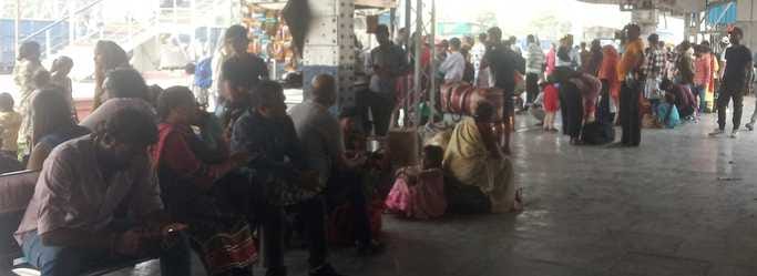 ट्रेन में चढ़ते हुए यात्री। संवाद ट्रेन में चढ़ते हुए यात्री। संवाद