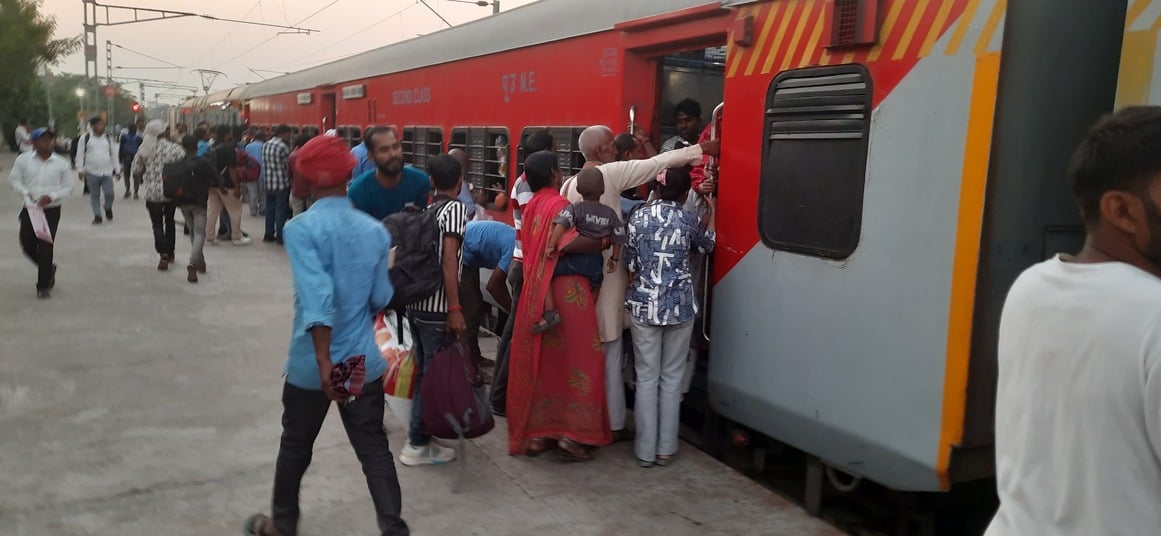 ट्रेनों में दिख रही भारी भीड़- संवाद ट्रेनों में दिख रही भारी भीड़- संवाद