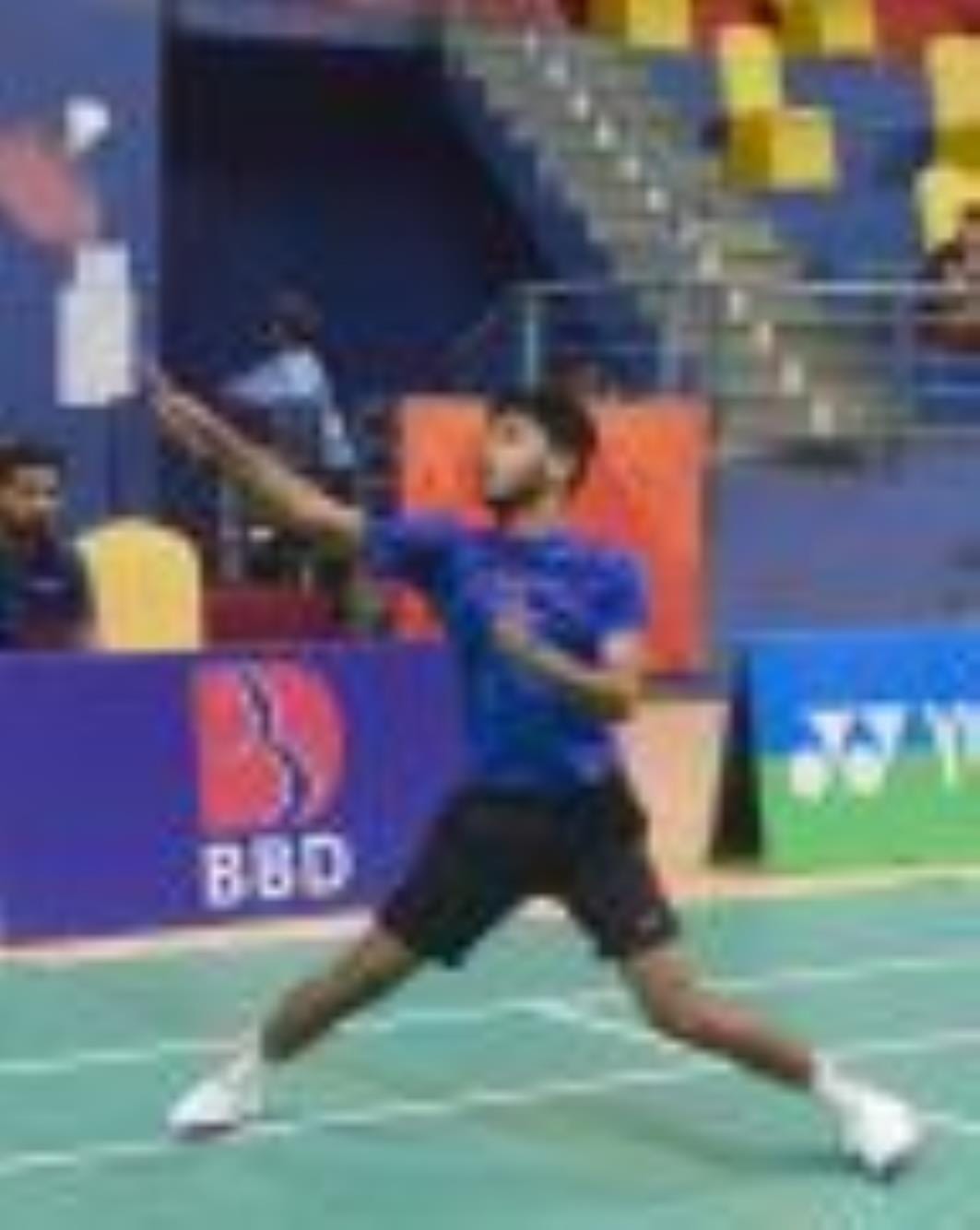 यूपी स्टेट सीनियर बैडमिंटन चैंपियनशिप में शुक्रवार को हुए मुकाबलों में हाथ आजमाते खिलाड़ी।