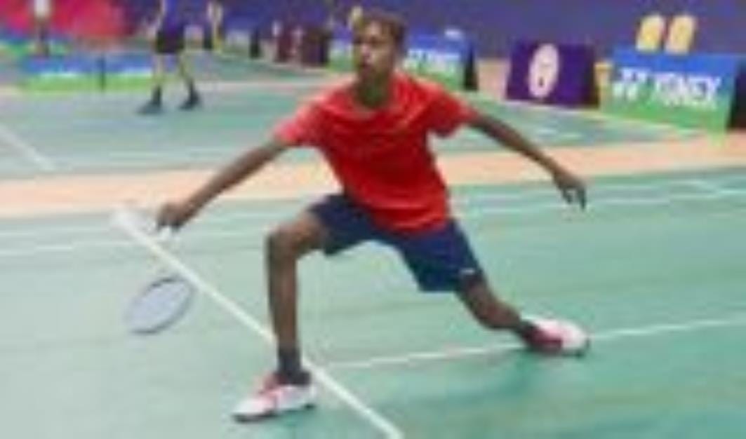 यूपी स्टेट सीनियर बैडमिंटन चैंपियनशिप में शुक्रवार को हुए मुकाबलों में हाथ आजमाते खिलाड़ी।