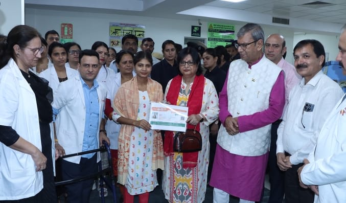 22...रोहतक नागरिक अस्पताल में राज्यपाल प्रो. असीम कुमार घोष के साथ पहुंचीं उनकी पत्नी मित्रा घो 22...रोहतक नागरिक अस्पताल में राज्यपाल प्रो. असीम कुमार घोष के साथ पहुंचीं उनकी पत्नी मित्रा घो