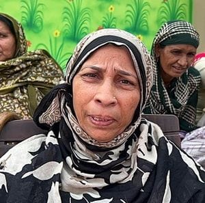 28...खरावड़ राजकीय कन्या वरिष्ठ माध्यमिक विद्यालय में अलमीरा से दो हिस्से में बांटे गए कमरें मे
