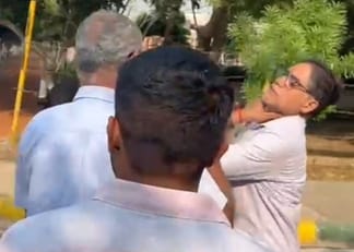 51...एमडीयू में अपनी मांगों को लेकर राज्यपाल के एडीसी से बात करते छात्र नेता। संवाद 51...एमडीयू में अपनी मांगों को लेकर राज्यपाल के एडीसी से बात करते छात्र नेता। संवाद