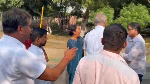 51...एमडीयू में अपनी मांगों को लेकर राज्यपाल के एडीसी से बात करते छात्र नेता। संवाद 51...एमडीयू में अपनी मांगों को लेकर राज्यपाल के एडीसी से बात करते छात्र नेता। संवाद