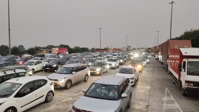 आगरा लखनऊ एक्सप्रेस वे के टोल प्लाजा फतेहाबाद पर शनिवार की शाम वाहनों की लगी वाहनों की लाइन