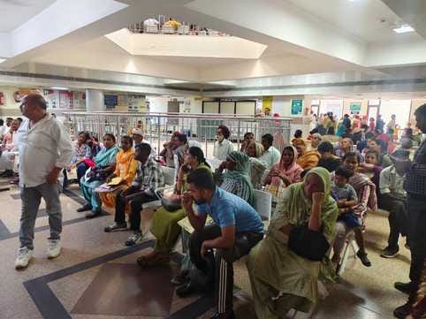 अंबाला कैंट के नागरिक अस्पताल में फिजिशियन डॉ. संजीव गोयल सीओपीडी के मरीज की जांच करते हुए: संव
