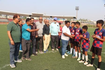 अंबाला कैंट के वारहीरोज स्टेडियम में सेमिफाइनल मुकाबले के दौरान गोल करने का प्रयास करता हुआ खि अंबाला कैंट के वारहीरोज स्टेडियम में सेमिफाइनल मुकाबले के दौरान गोल करने का प्रयास करता हुआ खि