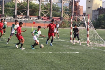 अंबाला कैंट के वारहीरोज स्टेडियम में सेमिफाइनल मुकाबले के दौरान गोल करने का प्रयास करता हुआ खि अंबाला कैंट के वारहीरोज स्टेडियम में सेमिफाइनल मुकाबले के दौरान गोल करने का प्रयास करता हुआ खि