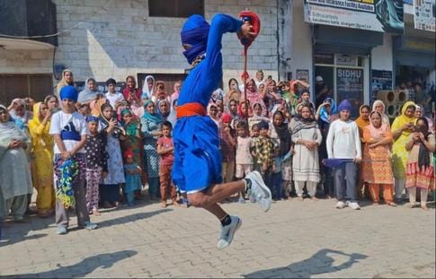 अफजलगढ़ में निकाले गए नगर कीर्तन में शामिल पंच प्यारे। संवाद अफजलगढ़ में निकाले गए नगर कीर्तन में शामिल पंच प्यारे। संवाद