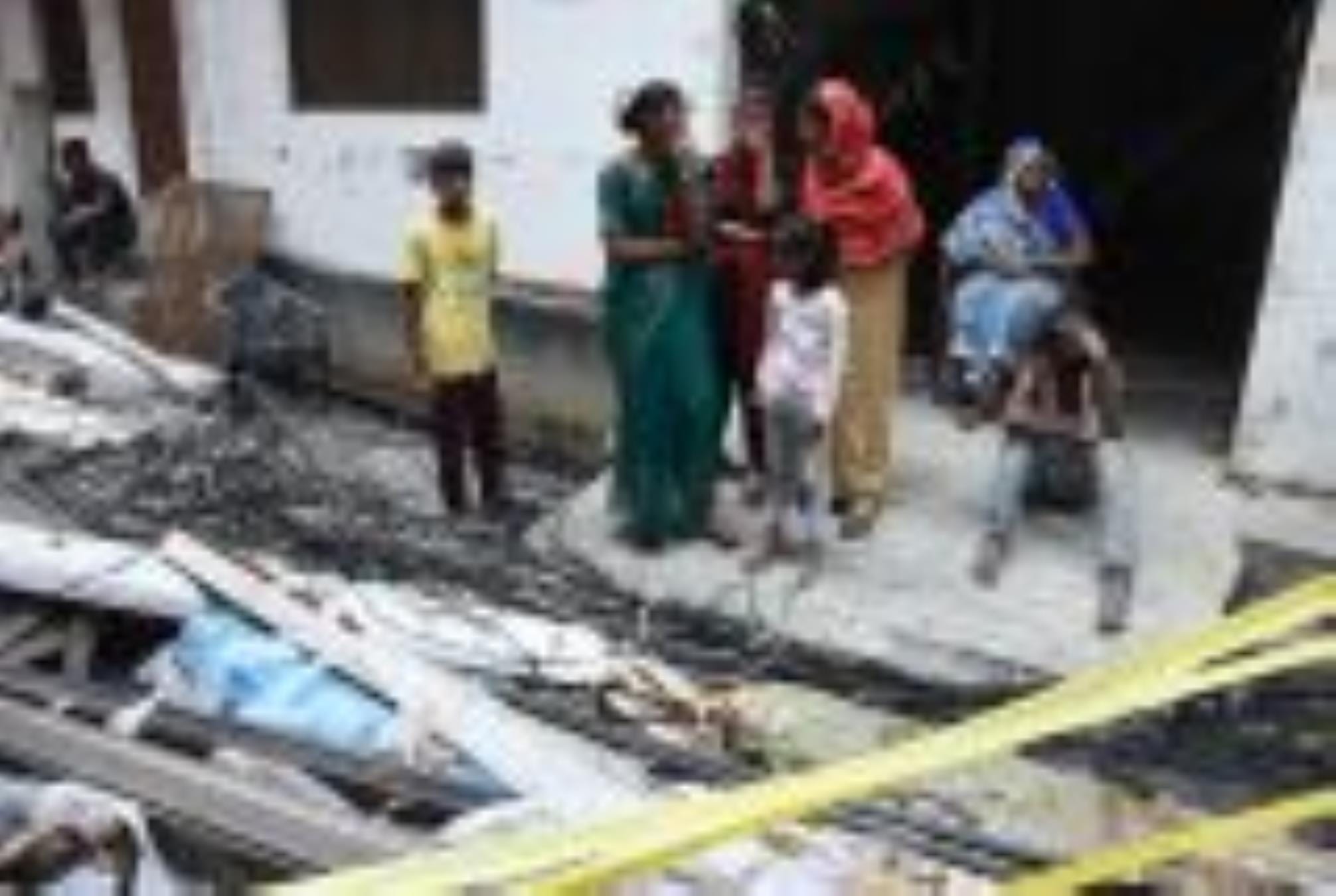 अलीगंज  के उस्मानपुर गांव में पाइप के गोदाम में लगी भीषण  आग से जला समान और घटनास्थल का निरीक्ष