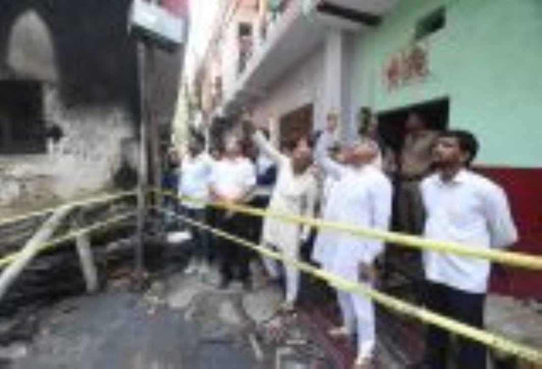 अलीगंज  के उस्मानपुर गांव में पाइप के गोदाम में लगी भीषण  आग से जला समान और घटनास्थल का निरीक्ष