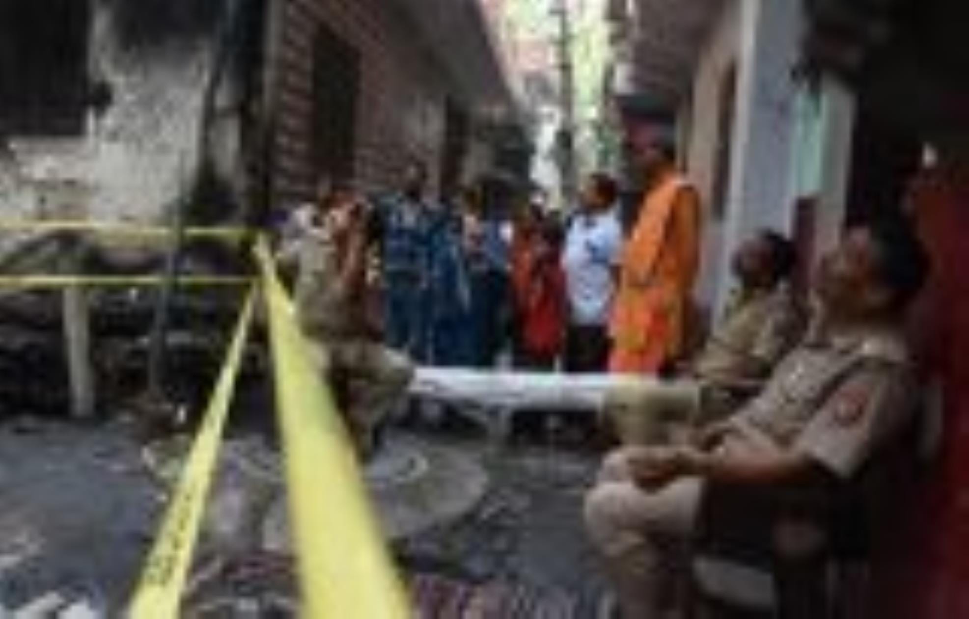 अलीगंज  के उस्मानपुर गांव में पाइप के गोदाम में लगी भीषण  आग से जला समान और घटनास्थल का निरीक्ष