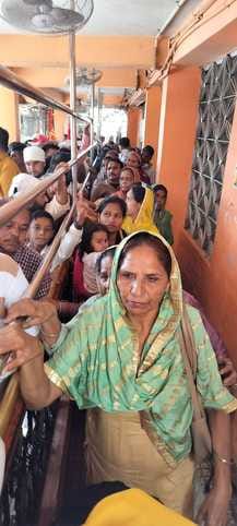 बाबा बालक नाथ मंदिर दियोटसिद्ध में दर्शनों के लिए कतारों में लगे श्रद्धालु। संवाद