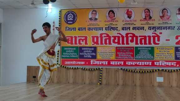 बाल महोत्सव प्रतियोगिता के दौरान प्रस्तुति देती छात्रा। आयोजक बाल महोत्सव प्रतियोगिता के दौरान प्रस्तुति देती छात्रा। आयोजक
