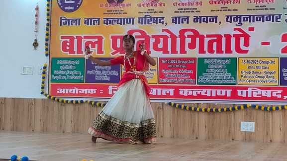 बाल महोत्सव प्रतियोगिता के दौरान प्रस्तुति देती छात्रा। आयोजक बाल महोत्सव प्रतियोगिता के दौरान प्रस्तुति देती छात्रा। आयोजक