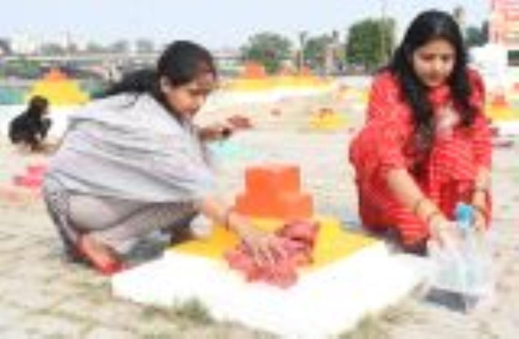 छठ के उल्लास में डूबे गोमती के घाट