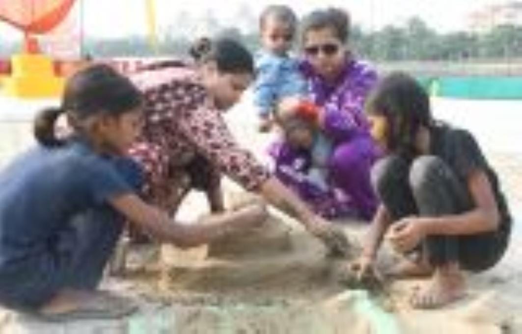 छठ के उल्लास में डूबे गोमती के घाट