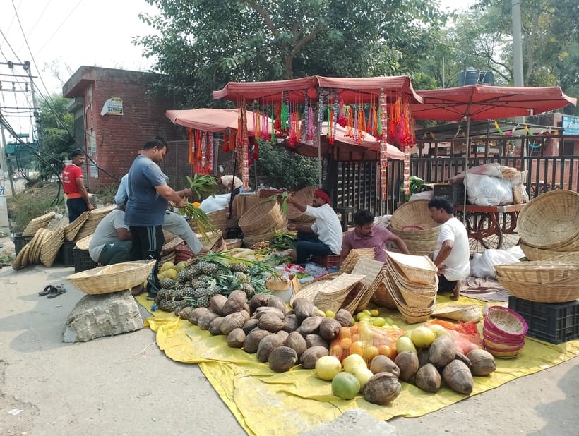 छठ महापर्व की तैयारी के लिए छठ मंदिर को पेंट करते कारीगर। संवाद छठ महापर्व की तैयारी के लिए छठ मंदिर को पेंट करते कारीगर। संवाद