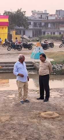 छठ महापर्व की तैयारी के लिए छठ मंदिर को पेंट करते कारीगर। संवाद छठ महापर्व की तैयारी के लिए छठ मंदिर को पेंट करते कारीगर। संवाद