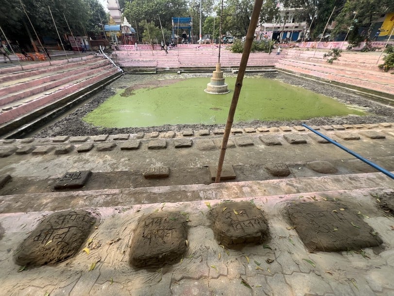छठ पूजा को लेकर नगर के भीटी स्थित विसर्जन घाट पर पूजा के लिए बेदी बनाती महिलाएं।संवाद छठ पूजा को लेकर नगर के भीटी स्थित विसर्जन घाट पर पूजा के लिए बेदी बनाती महिलाएं।संवाद
