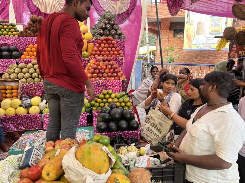 छठ पूजा को लेकर नगर के भीटी स्थित विसर्जन घाट पर पूजा के लिए बेदी बनाती महिलाएं।संवाद छठ पूजा को लेकर नगर के भीटी स्थित विसर्जन घाट पर पूजा के लिए बेदी बनाती महिलाएं।संवाद