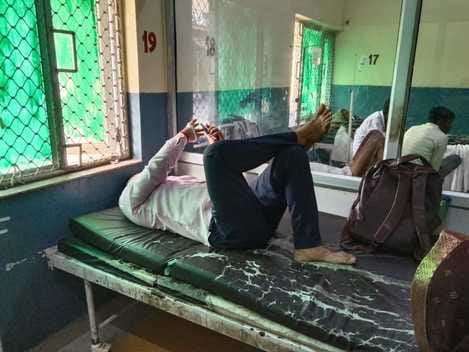 फोटो- 10 बबेरू सीएचसी में मैली बिछी नीले कलर की बेड सीट। संवाद
