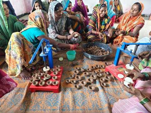 फोटो - 23 समूह की महिलाओं द्वारा तैयार की गई किट। संवाद