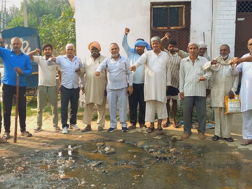 फोटो 24: सोनीपत के प्रगति नगर एक्सटेंशन में मुख्य रोड पर भरा दूषित पानी। स्रोत: कॉलोनीवासी फोटो 24: सोनीपत के प्रगति नगर एक्सटेंशन में मुख्य रोड पर भरा दूषित पानी। स्रोत: कॉलोनीवासी