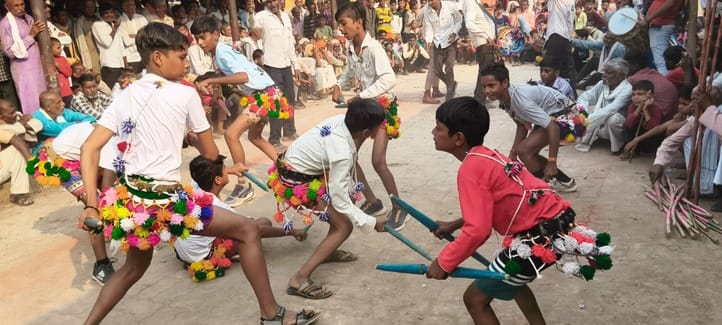फोटो 25 एचएएमपी 21- प्रतियोगिता में घोड़े को डांस कराते उस्ताद और देखते दर्शक। संवाद