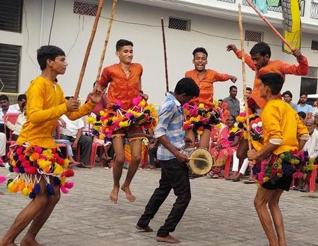 फोटो 25 एमएएचपी 08 परिचय-दिवारी नृत्य की प्रस्तुति देते कलाकार। संवाद
