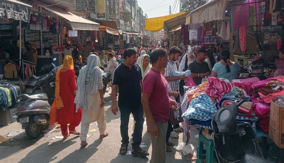 फोटो 37- सोनीपत की सब्जी मंडी में छठ महापर्व को लेकर टोकरी व सूप खरीदती महिलाएं। संवाद