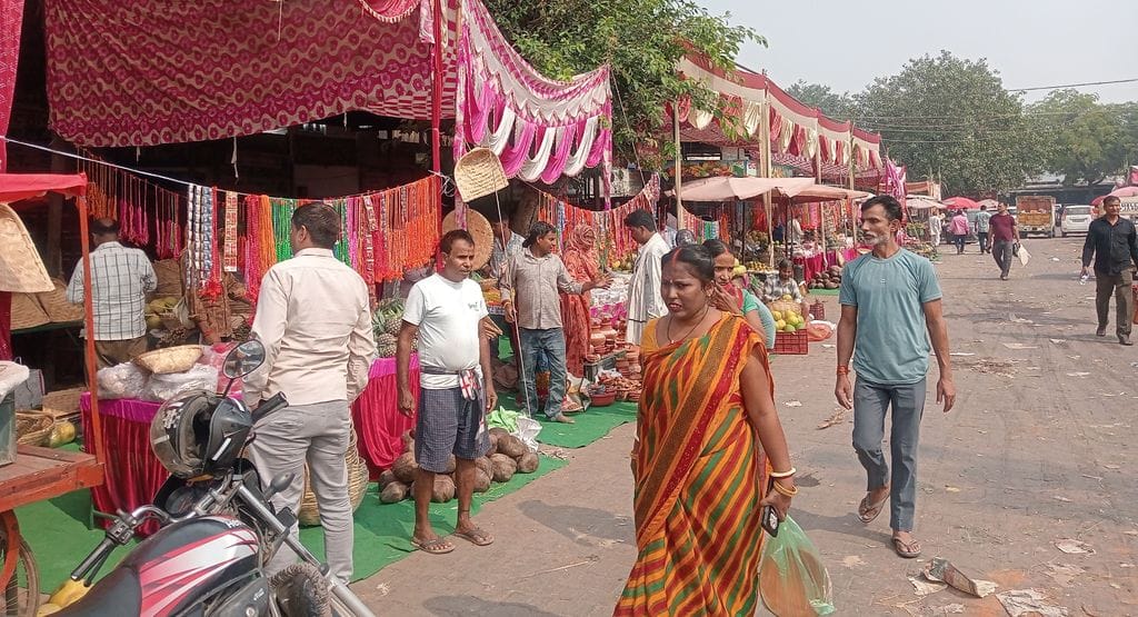फोटो 37- सोनीपत की सब्जी मंडी में छठ महापर्व को लेकर टोकरी व सूप खरीदती महिलाएं। संवाद